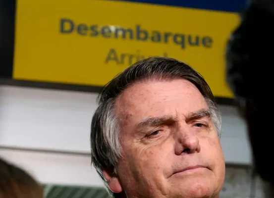 Citando possível fuga, Moraes nega devolver passaporte de Bolsonaro