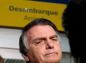 Citando possível fuga, Moraes nega devolver passaporte de Bolsonaro